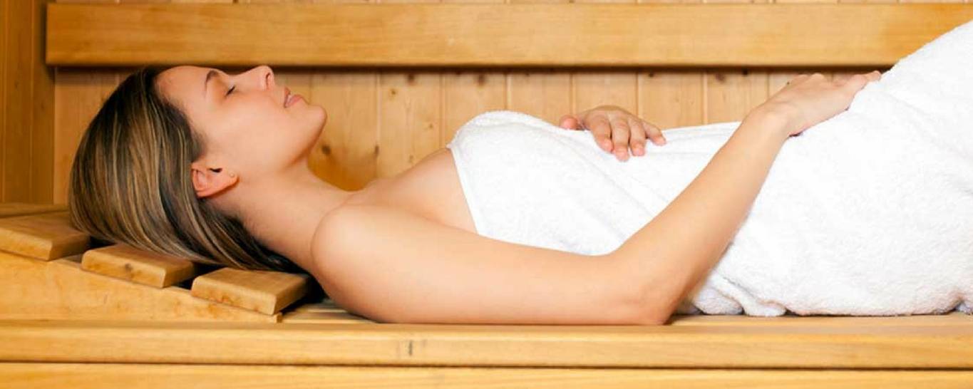 Как лечить простуду в бане: 4 верных средства