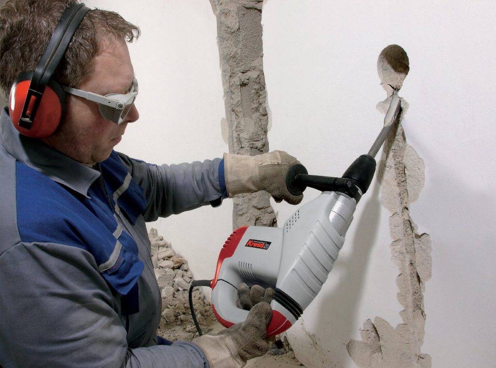 Как штробить стены под проводку перфоратором, болгаркой без пыли в бетоне, кирпичной кладке - elektrikexpert.ru