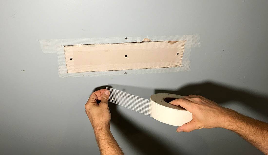 Как заделать дырку в гипсокартоне на стене с обоями?