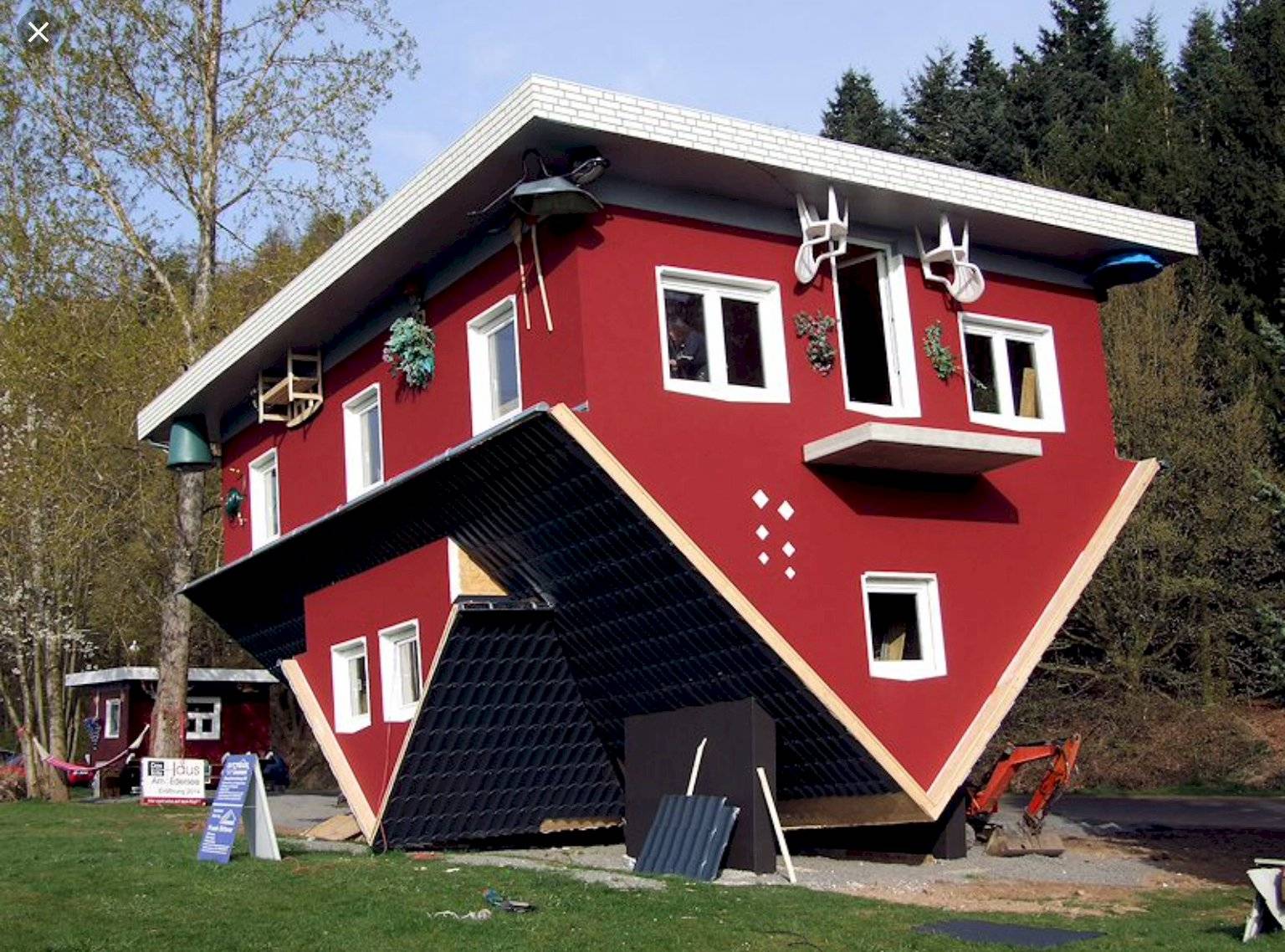 Перевернутый вид. Upside-down House Szymbark, Poland. Дом вверх дном, Трассенхайде, Германия. Перевернутый дом в Германии. Дом перевертыш Киров.