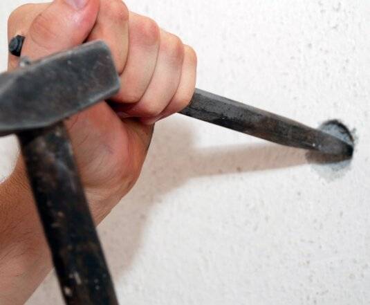Как забить гвоздь в бетонную стену: полезные советы и рекомендации
