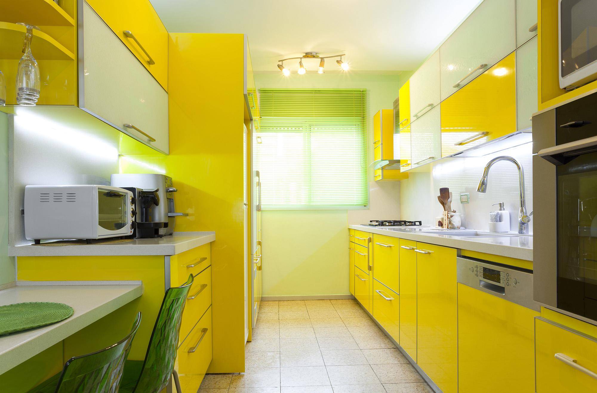 Желто зеленая кухня. Желтый кухонный гарнитур. Кухня в желтом цвете. Кухонный гарнитур желтого цвета. Кухни салатовые.