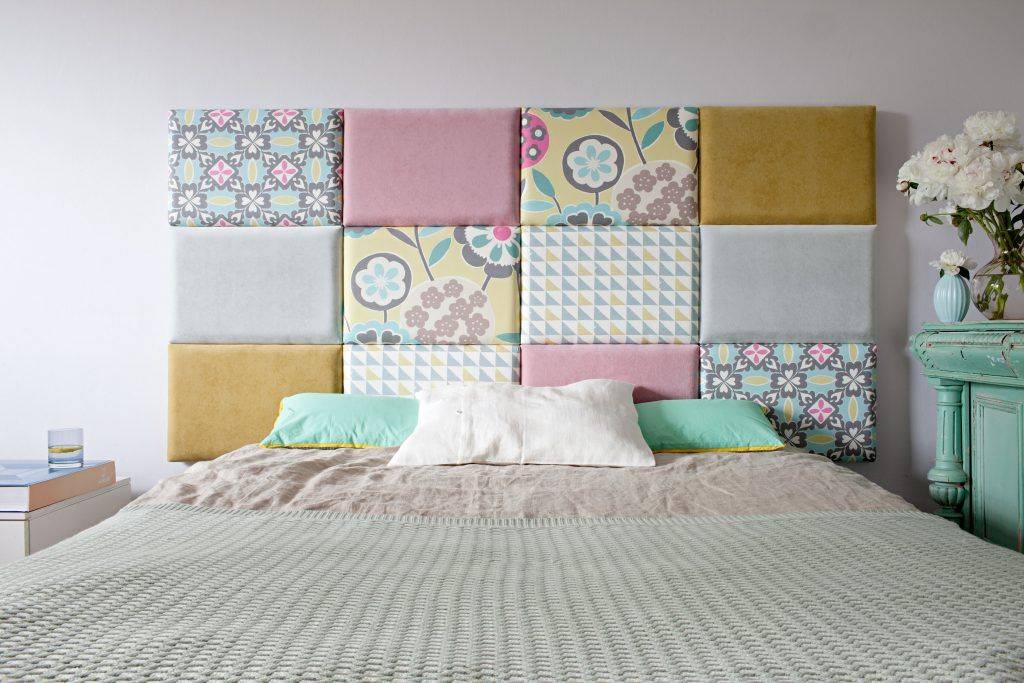 Подушки на стену у кровати в детскую: примеры на фото