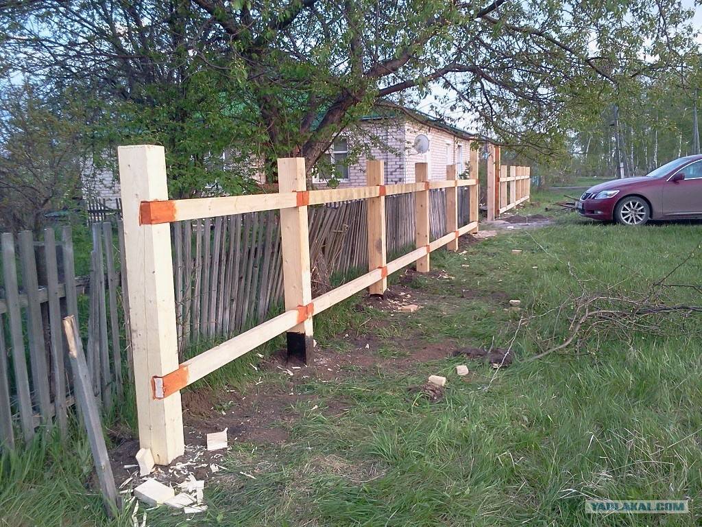 Деревянный забор на металлических столбах своими руками