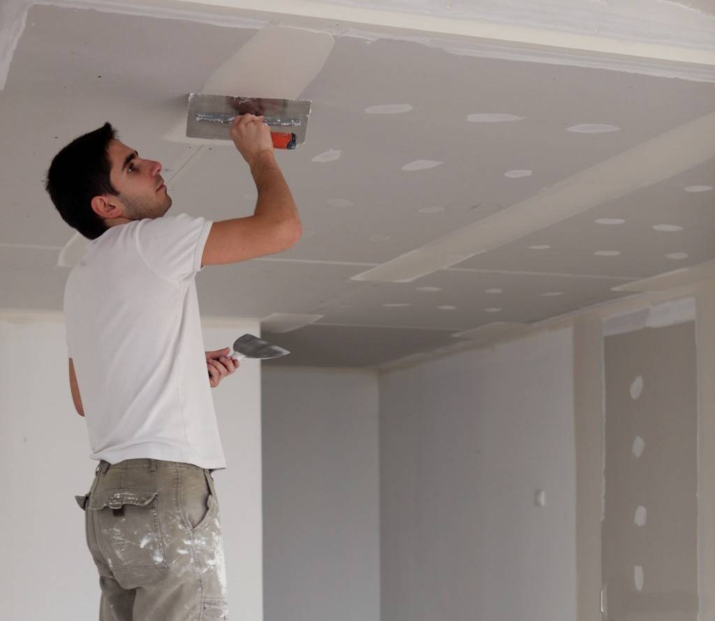 Как правильно шпаклевать потолок под покраску: инструкция для начинающих - samvsestroy.ru