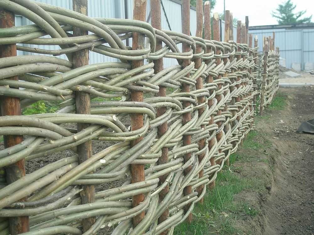 Деревянный плетеный забор