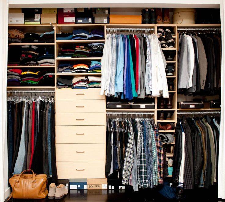 10 способов хранения одежды и обуви при отсутствии шкафа