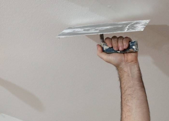 Как шпаклевать потолок под покраску: простая подробная инструкция