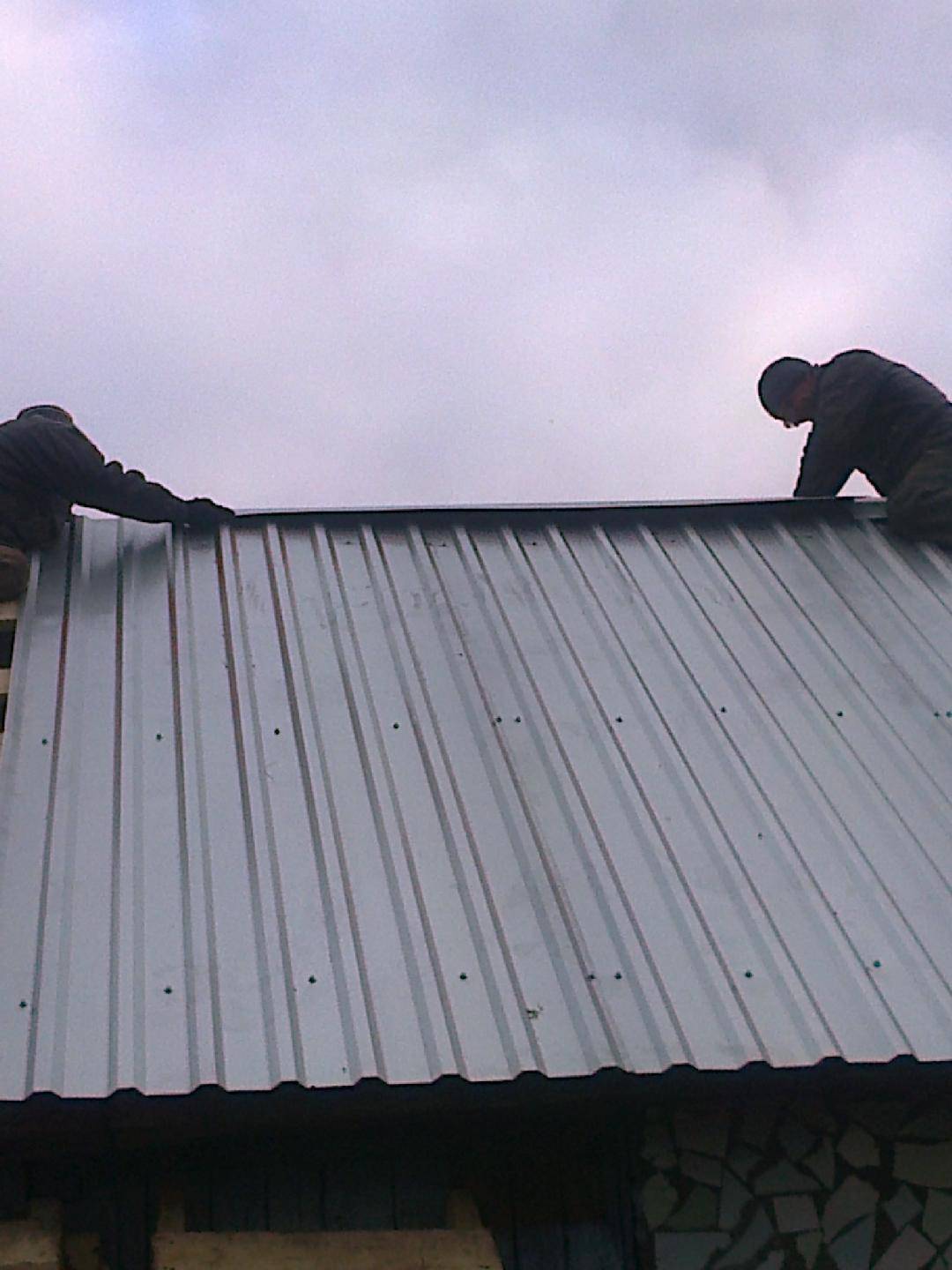Как покрыть крышу профнастилом своими руками