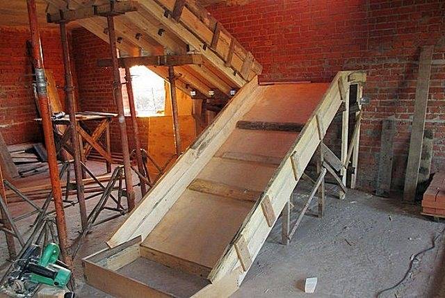 Лестница в погреб своими руками: из дерева, металла, уголка, профильной трубы, кирпича, бетона, расчеты, размеры