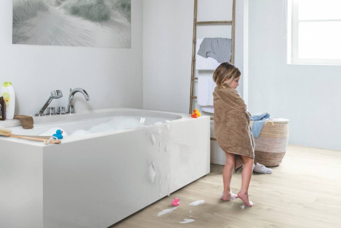 Водостойкий ламинат в ванной: секреты выбора, монтажа и ухода