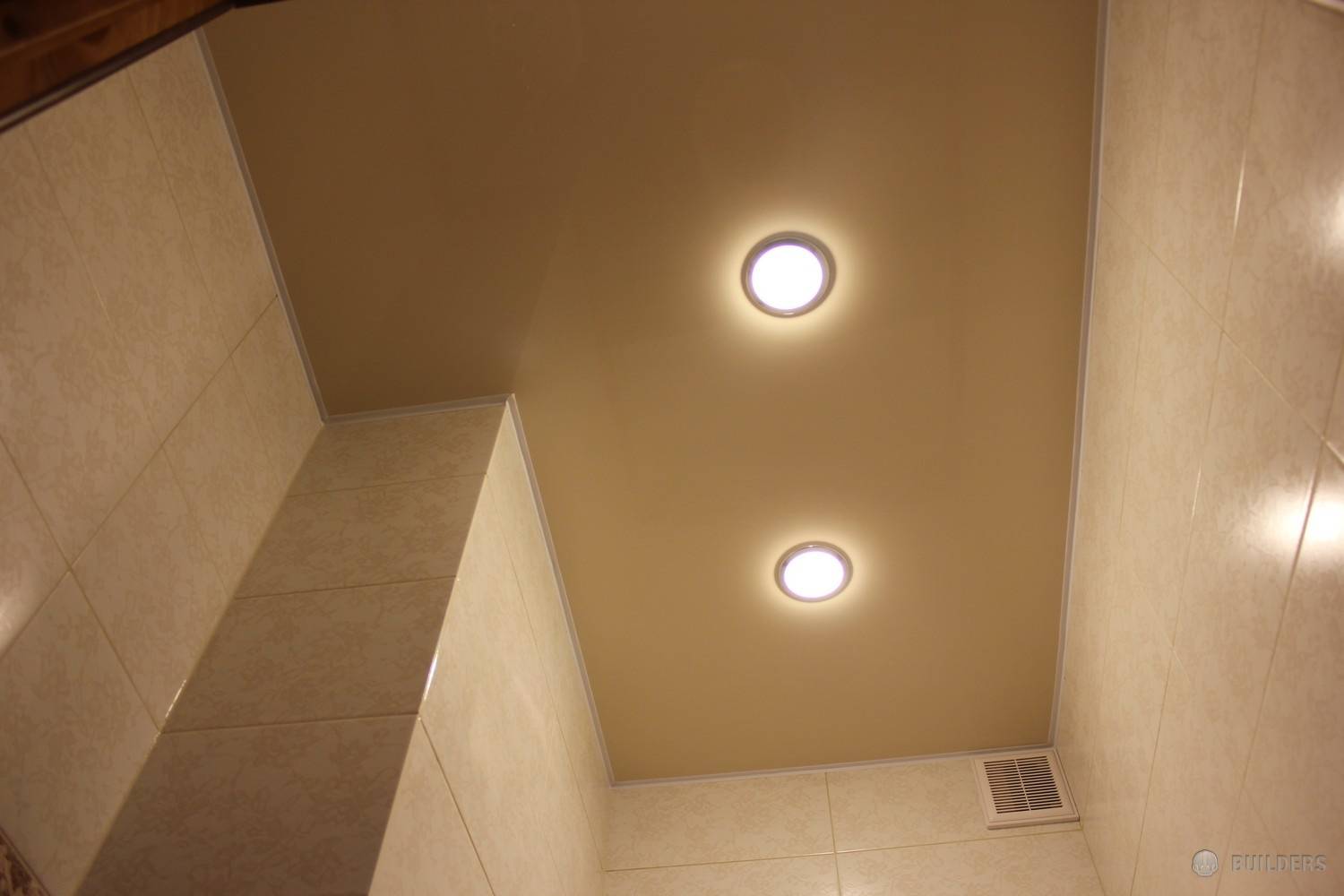 Матовый или глянцевый потолок в ванную лучше