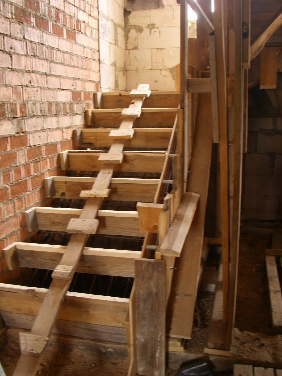 Как сделать своими руками деревянную лестницу на второй этаж – пошаговая инструкция