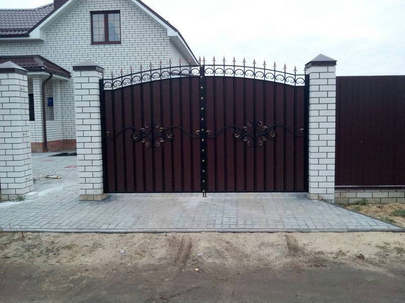 Как правильно и ровно сделать забор из профнастила своими руками