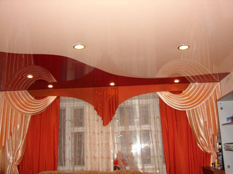 Двухцветные натяжные потолки: фото спайки швов и дизайн двух цветов полотен