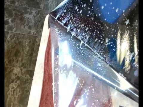 Клеим солнцезащитную зеркальную плёнку на окна.
