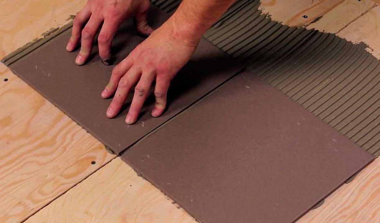Как положить плитку на деревянный пол своими руками