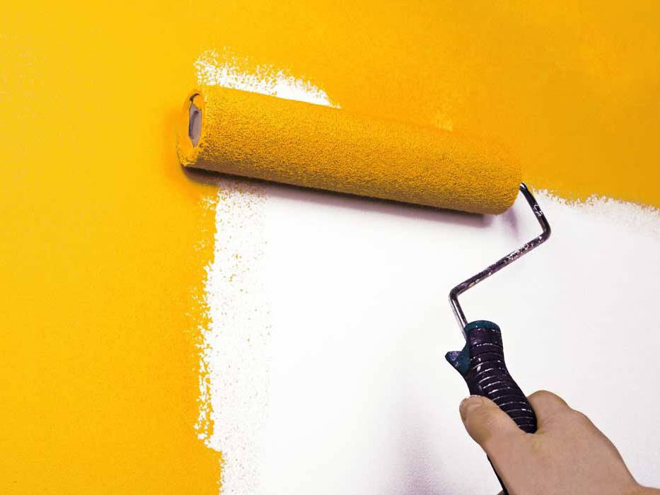 Метр обои покраска. Покраска стен. Краска для обоев. Краска для стен. Шпатлевка желтая для стен.