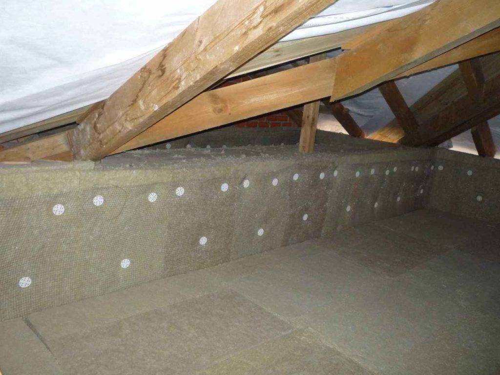 Утепление потолка в доме с холодной крышей: выбор утеплителя, расчёт толщины и монтаж своими руками