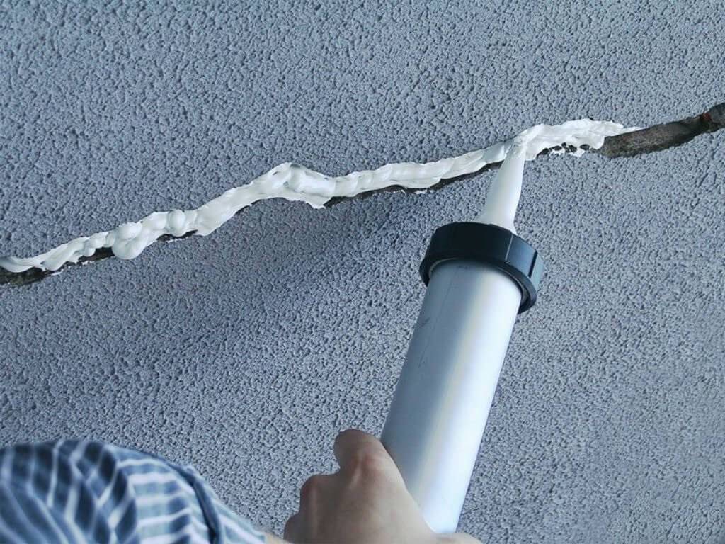 Как заделать швы на потолке между плитами
