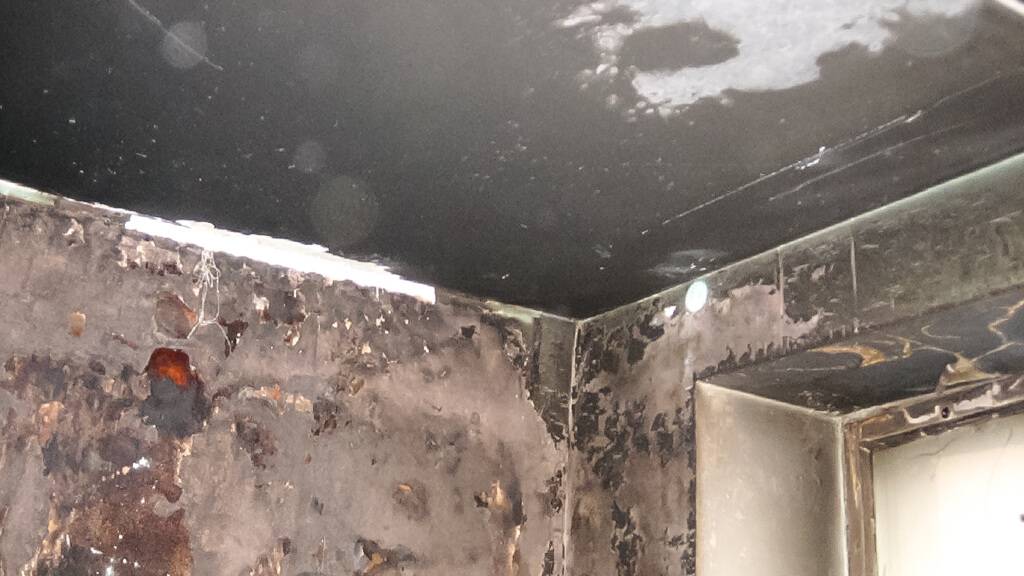 Как отмыть никотиновый налет с потолка?
