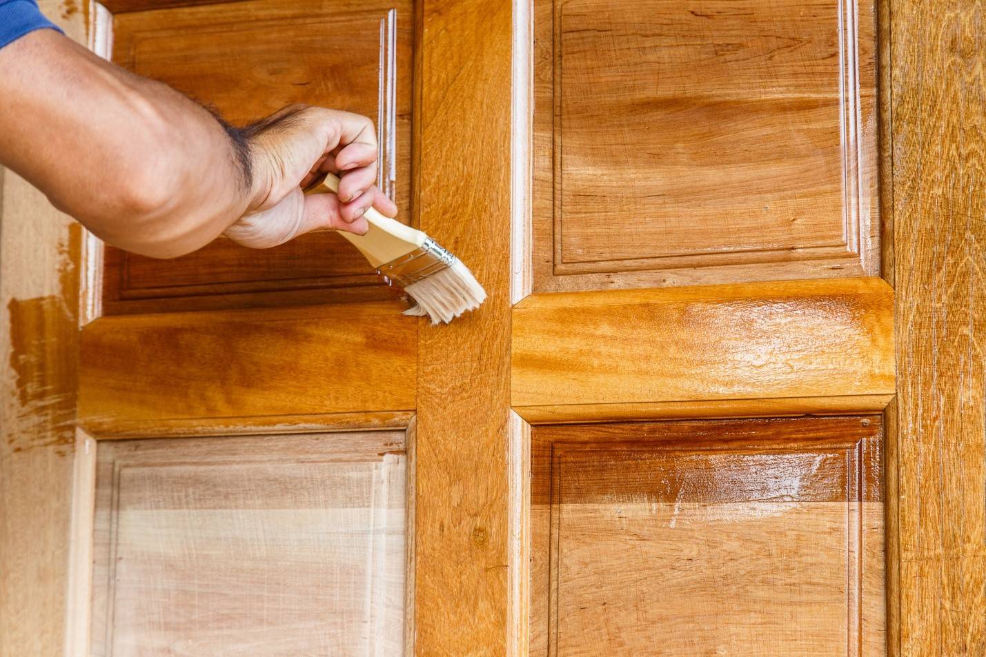 Правильно красим и лакируем деревянные межкомнатные двери своими руками в доме правильно: Пошагово