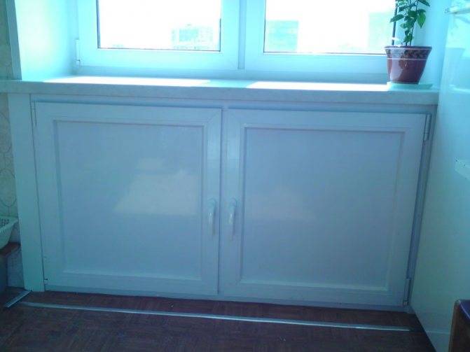 Зимний холодильник на кухне под окном: шкаф в нише под подоконником