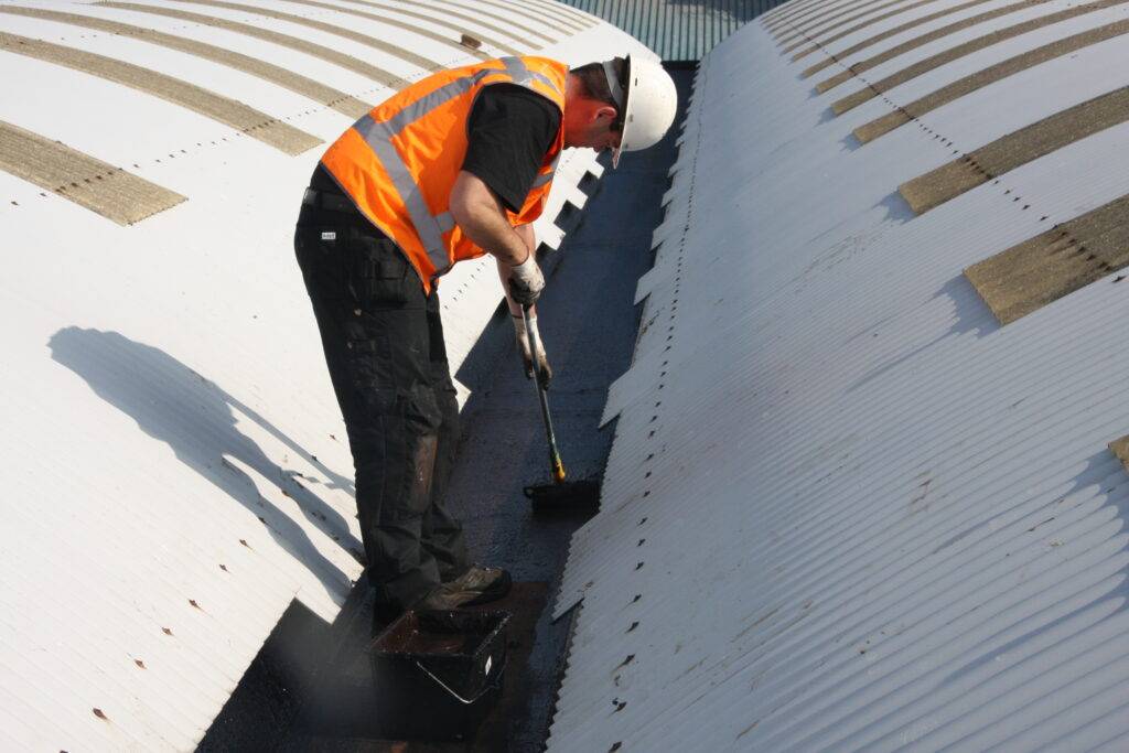Как отремонтировать металлическую крышу и устранить течь