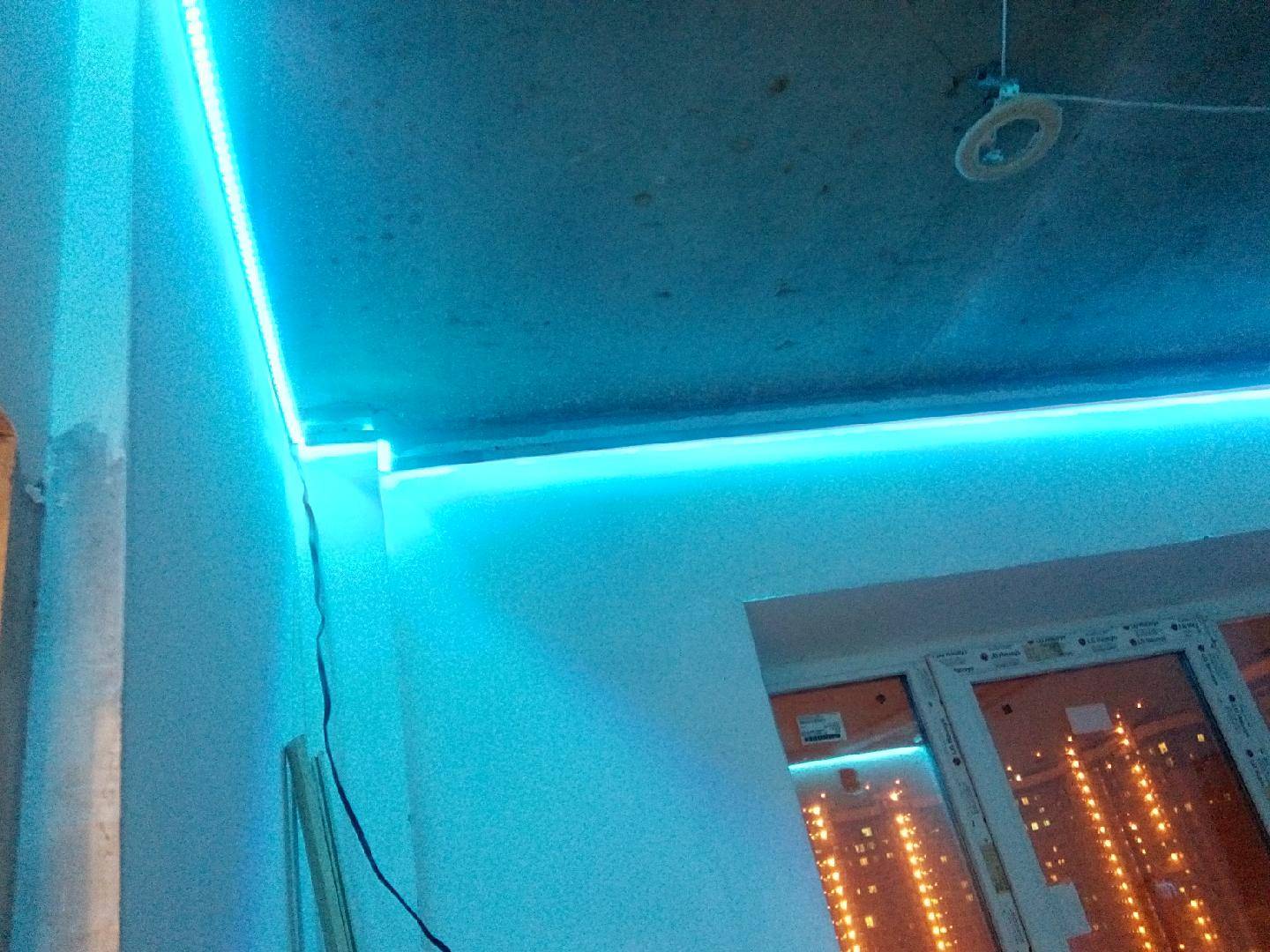 Установка под натяжным потолком светодиодной ленты