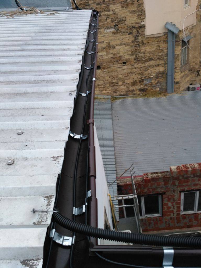 Греющий кабель для водостока и крыши - что это такое и как правильно сделать антиобледенительную систему (135 фото)