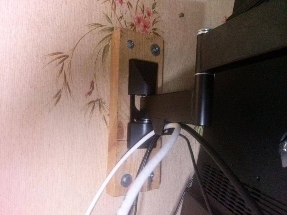 Как повесить телевизор на стену с кронштейном