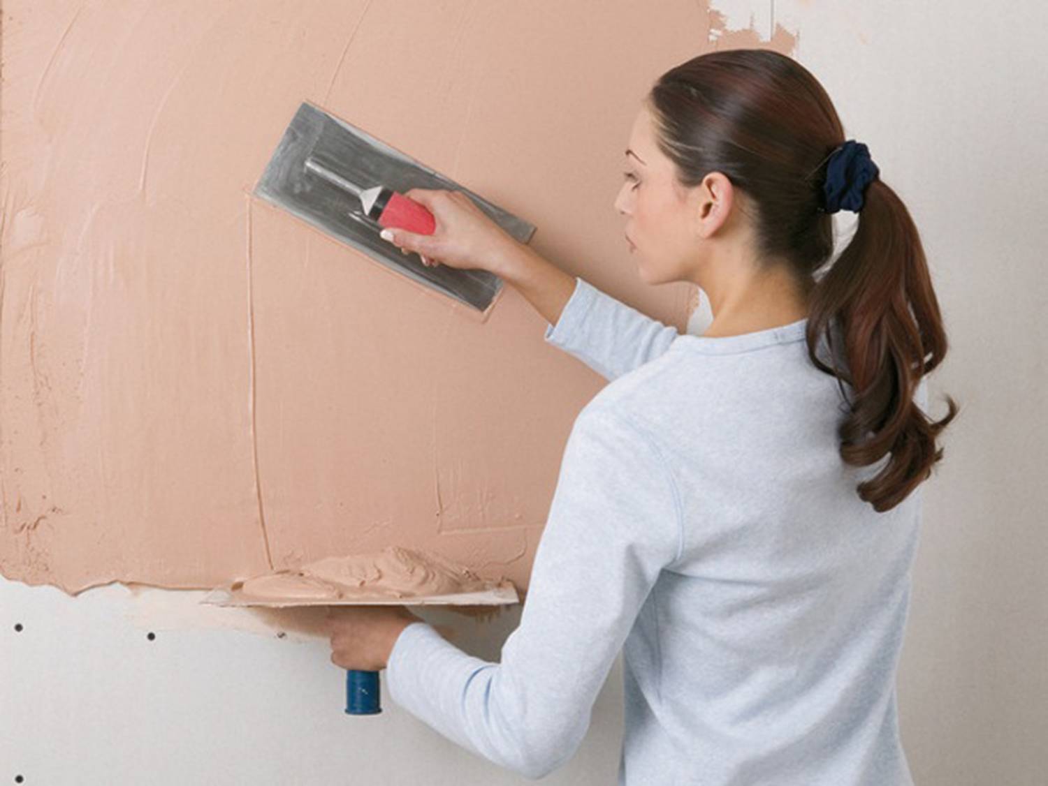 Шпаклевка стен под обои или покраску. советы