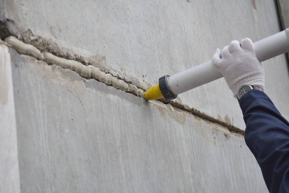Как заделать стыки плит перекрытия на потолке