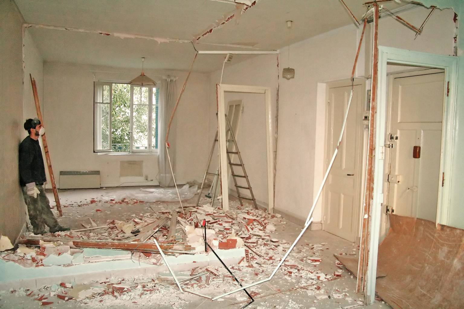 Строители затягивают сроки ремонта квартиры: что делать, как не платить подрядчику, неустойка