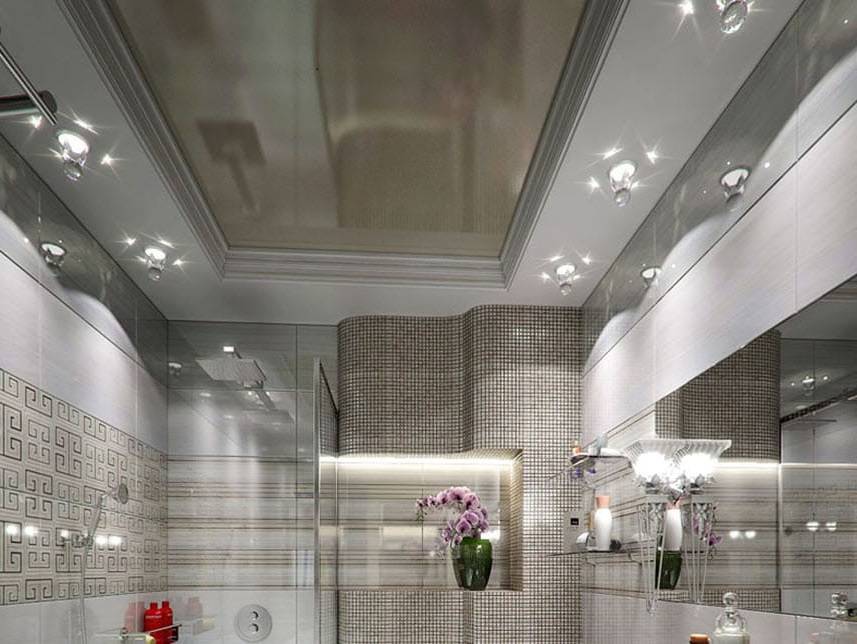 Какой потолок сделать в ванной: варианты отделки