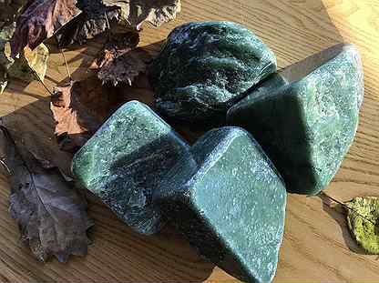 Камень нефрит для бани — более долговечный по свойствам брат жадеита