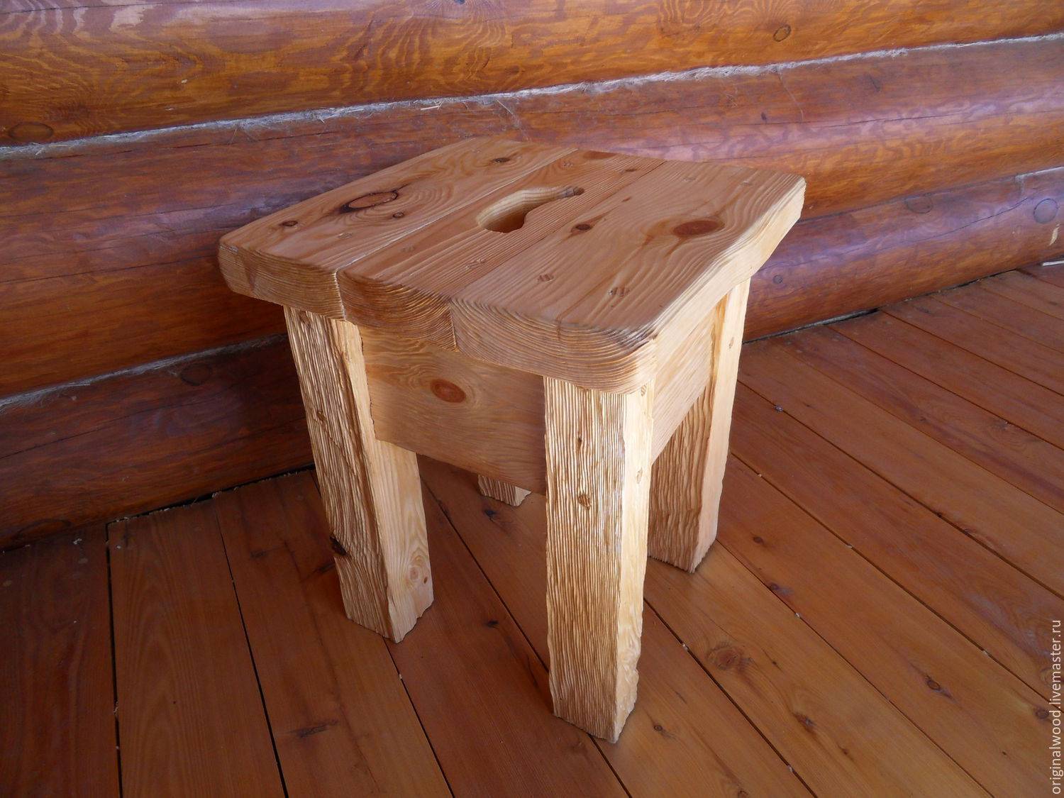 деревянный табурет для дачи