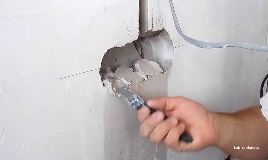 Как установить блок розеток в бетонную стену?