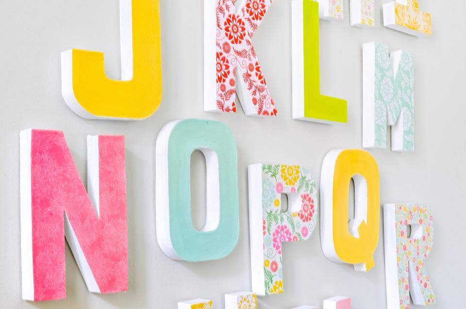 11 примеров использования декоративных букв на стене