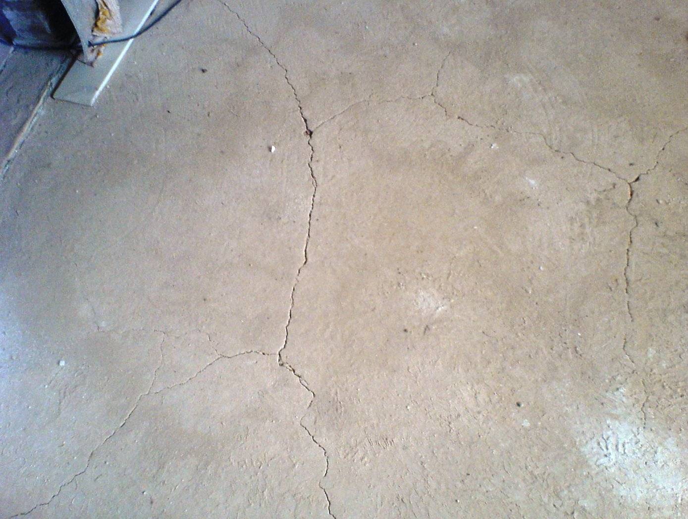 Трещины в бетонном полу. Цементно-Песчаная стяжка пола трещины. Усадочные трещины на стяжке. Мелкие трещины на стяжке пола. Трещины в бетонной стяжке.