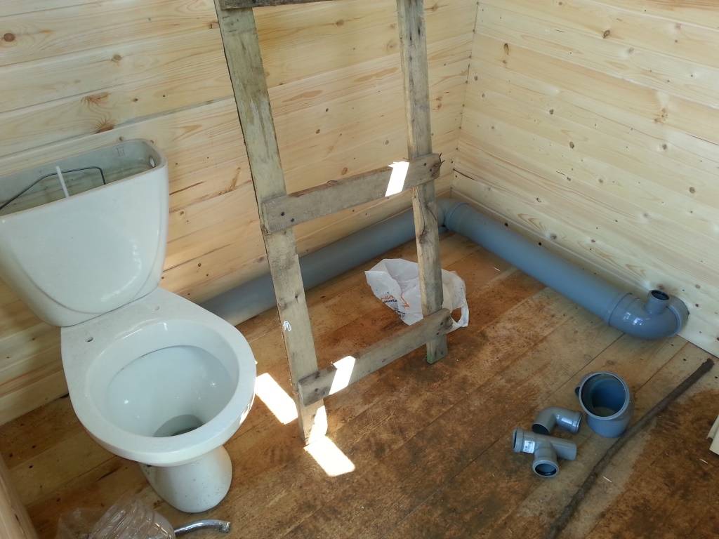 Туалет в деревянном доме своими руками с вентиляцией и канализацией