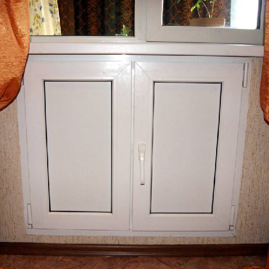 Современная отделка встроенного под окном зимнего холодильника