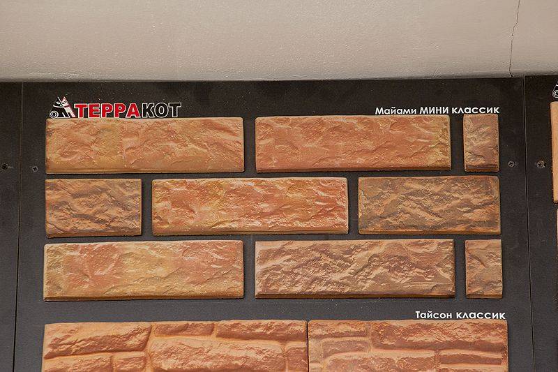 Плитка для печи (58 фото): огнеупорные и жаростойкие изделия для облицовки каминов, керамическая термостойкая облицовочная плитка