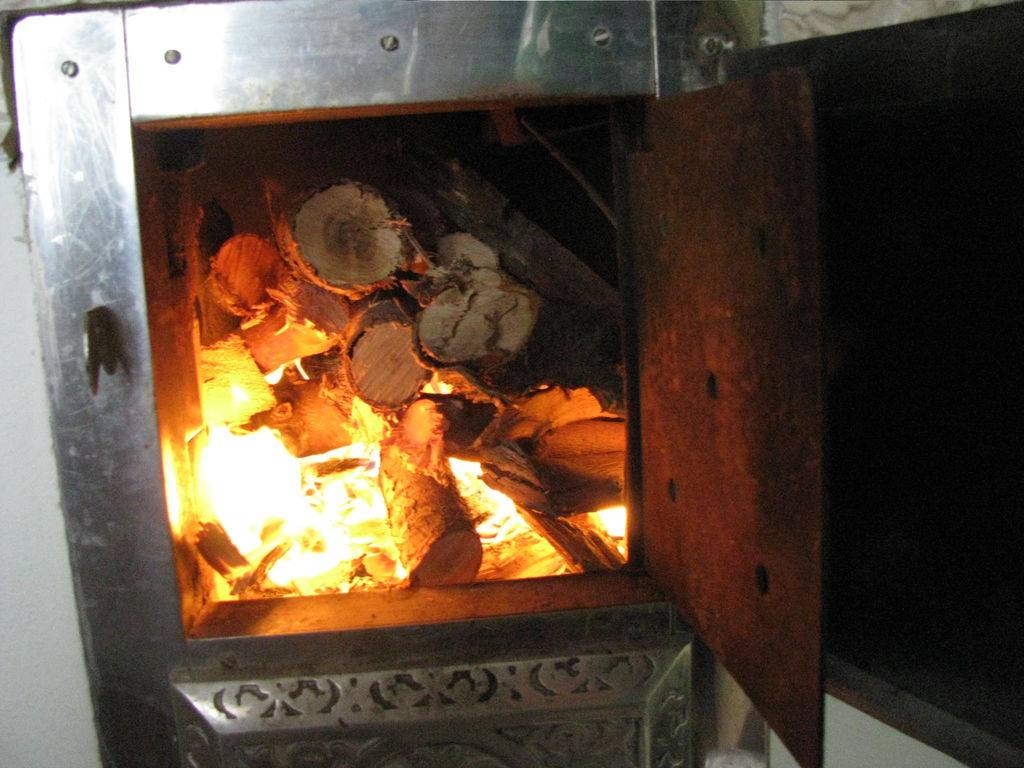 Чем лучше и как правильно топить баню: советы по растопке и выбору дров