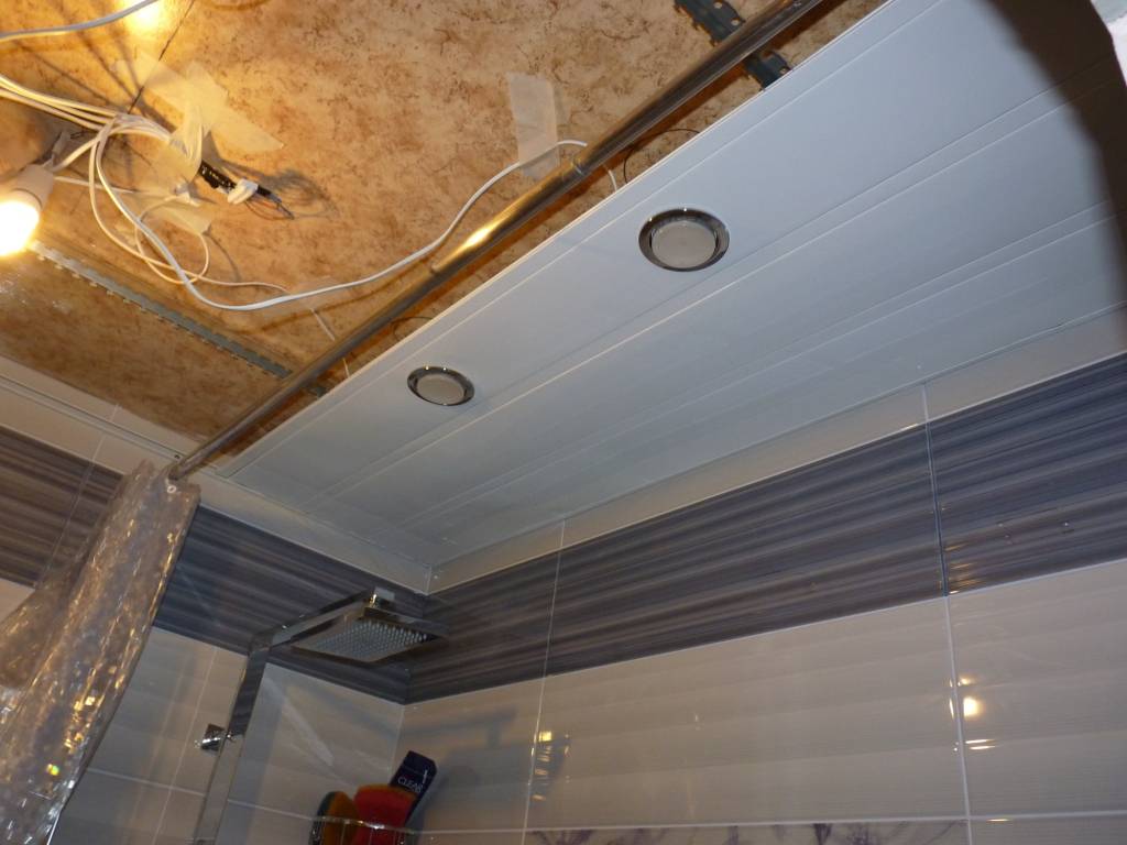 Реечный потолок в ванной монтаж своими руками