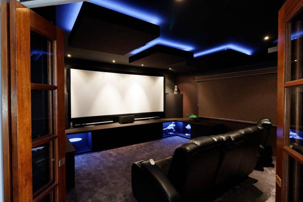 Выбор домашнего кинотеатра: сколько стоит мощный проигрыватель с 3d и wi-fi?