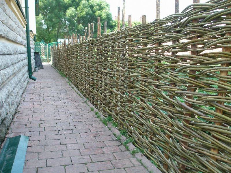 Учимся делать плетеный забор из доски – все тонкости процесса