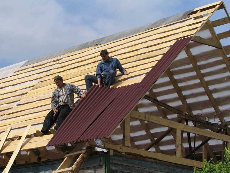 Покрываем крышу дома своими руками: виды экономного и качественного покрытия +видео