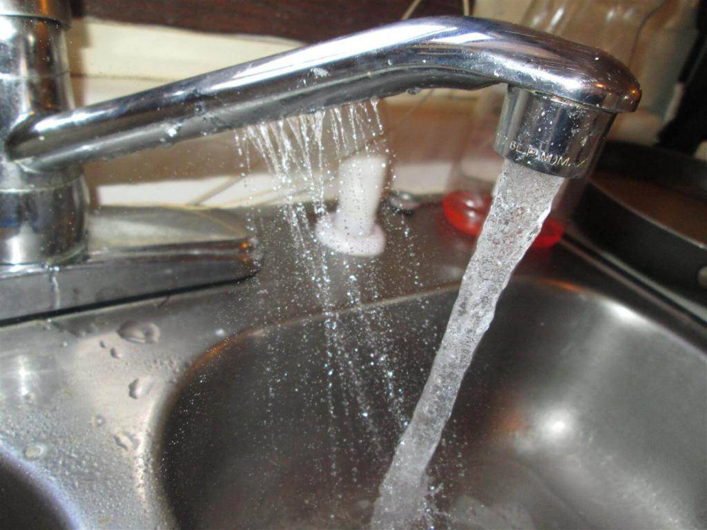 Капает кран в ванной: как починить? почему течет вода из смесителя, протекает однорычажный вариант, что нужно делать