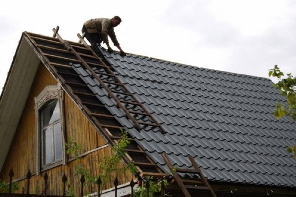 Монтаж профнастила на крышу частного деревянного дома и дачи: какая толищина необходима? обзор +видео